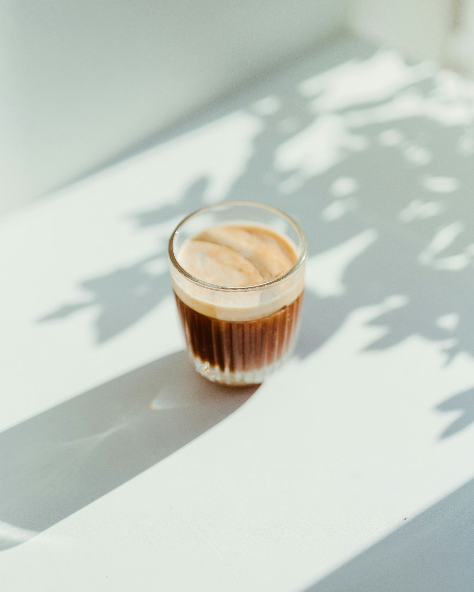 Espresso im hellen Licht